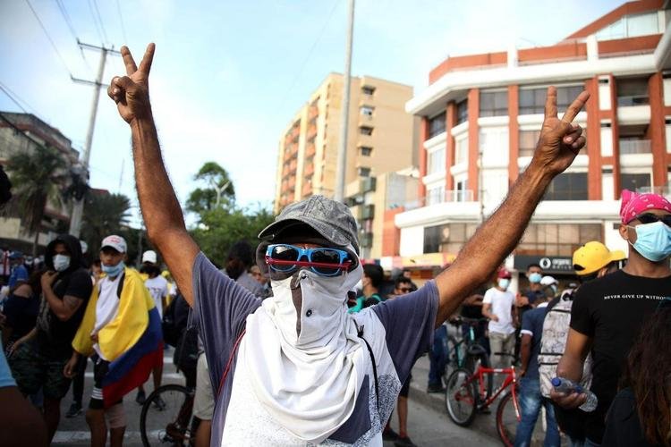 Realização do jogo entre América de Cáli e Atlético no Estádio Romelio Martinez, em Barranquilla, pela Copa Libertadores, indignou manifestantes que protestam contra o governo do presidente Iván Duque. País vive caos social, com greves, paralisações, manifestações violentas e choques com a polícia. Ainda assim, Conmebol confirmou partida, o que gerou revolta.