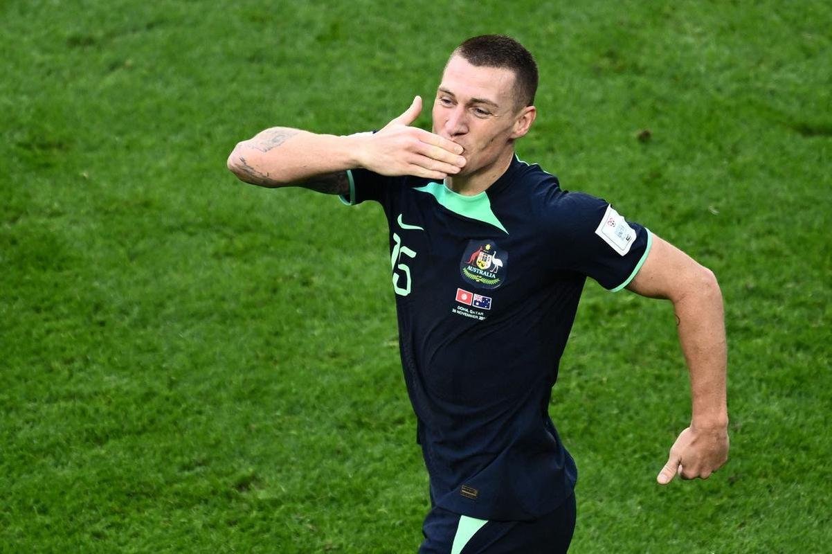 Mitchell Duke marcou o gol da Austrlia sobre a Tunsia em jogo pela segunda rodada do Grupo D da Copa do Mundo