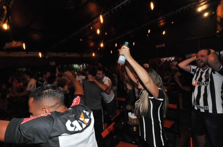 Torcedores do Atltico acompanham a partida contra o Palmeiras em alguns bares de Belo Horizonte