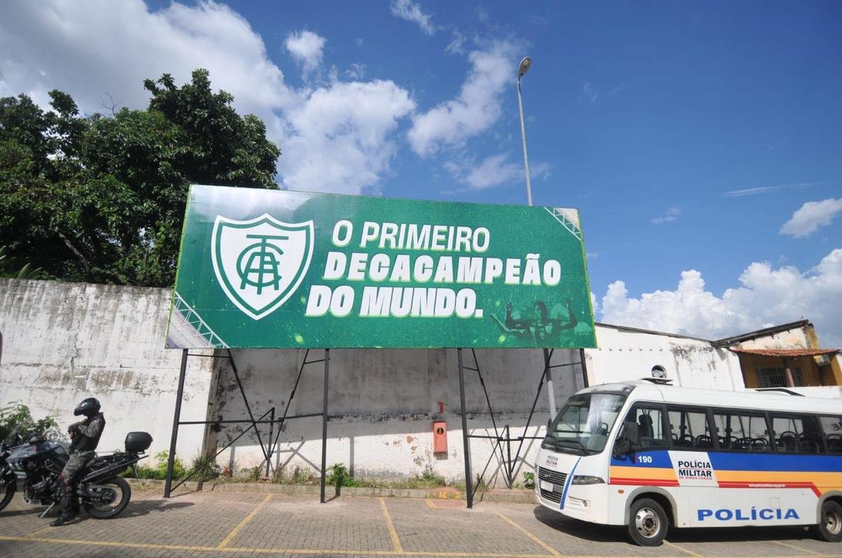 Placa instalada pelo Amrica em frente  janela de vizinha do Independncia traz a frase 'o primeiro decacampeo do mundo'