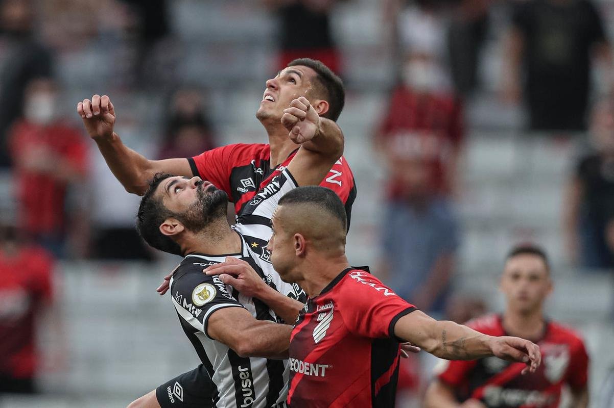 O Atltico visitou, nesta tera-feira (16), o Athletico-PR na Arena da Baixada, em Curitiba. O duelo foi vlido pela 33 rodada da Srie A do Campeonato Brasileiro.