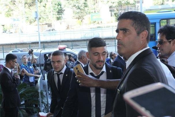 Repleta de estrelas, Seleo Uruguaia chegou a Belo Horizonte no comeo da tarde para a disputa da Copa Amrica. Cavani e Surez, as principais estrelas, mostraram muita simpatia. O meia De Arrascaeta, ex-Cruzeiro, atendeu a um f, mas passou pela imprensa sem dar entrevistas