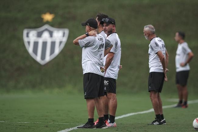 O Atltico realizou, nesta quinta-feira (10), a primeira atividade visando o clssico com o Amrica, vlido pela 5 rodada do Campeonato Mineiro. Com titulares em campo, o time de 'El Turco' Mohamed trabalhou para o confronto que ser disputado s 16h30 do sbado (12), no Estdio Independncia, em Belo Horizonte.
