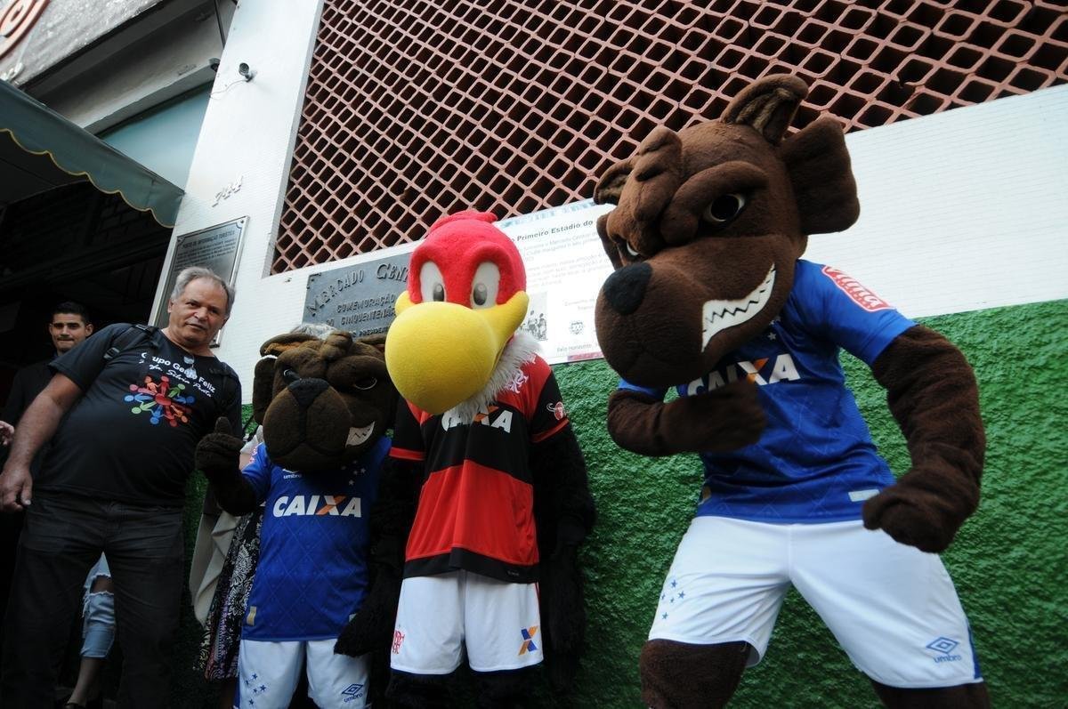 Raposinho e Raposo levaram Urubu, mascote do Flamengo, para conhecer o Mercado Central de BH; teve assdio de torcedores e interesse do carioca pelo queijo mineiro