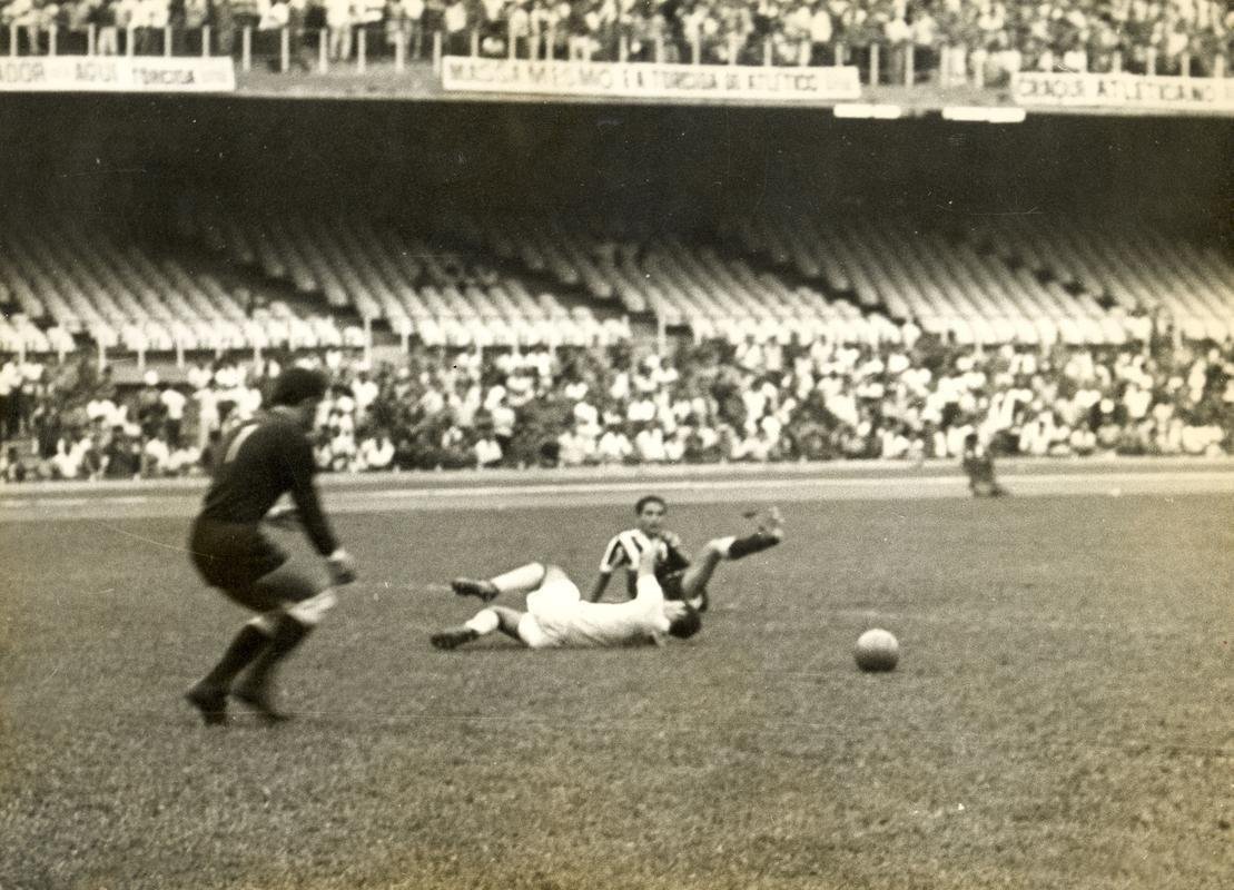 Cinquenta e seis dias depois de inaugurado, o Mineiro recebeu o primeiro clssico, pelo Campeonato Mineiro. A partida, no entanto, no chegou a seu final. Aos 34min do segundo tempo, quando a Raposa vencia por 1 a 0, gol de Tosto, o rbitro Juan de la Psion Artez marcou pnalti de Dcio Teixeira sobre Wilson Almeida. Os jogadores do Galo reclamaram que a falta havia sido fora da rea e partiram para cima do rbitro. A Polcia Militar entrou em campo, e a confuso aumentou. Juan de la Psion encerrou o jogo por falta de segurana.