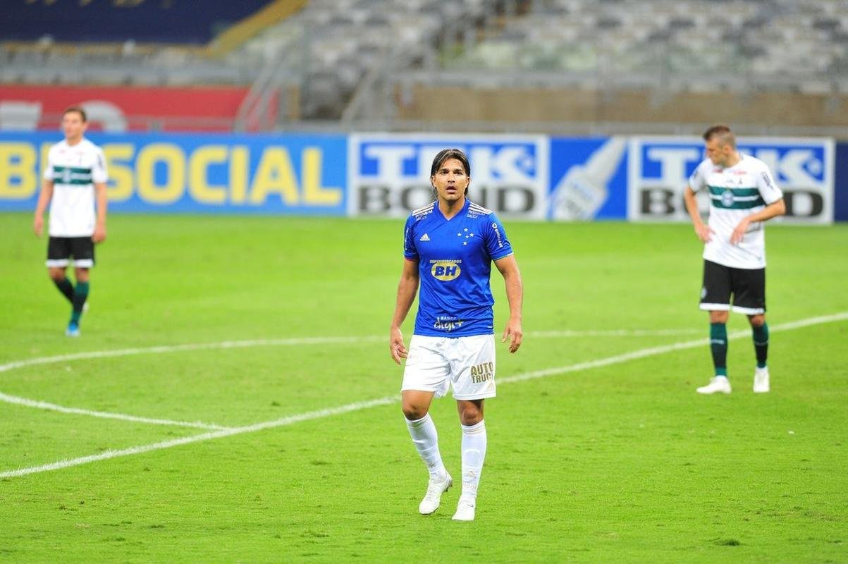 Fotos do jogo entre Cruzeiro e Coritiba, no Mineiro, em Belo Horizonte, pela nona rodada da Srie B do Campeonato Brasileiro de 2021