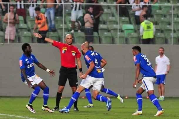 Zagueiro Bruno Rodrigo comemora gol da vitria sobre o Atltico no Horto
