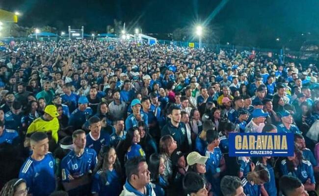 Próximo do acesso à elite, caravana do Cruzeiro reúne multidão em Montes Claros