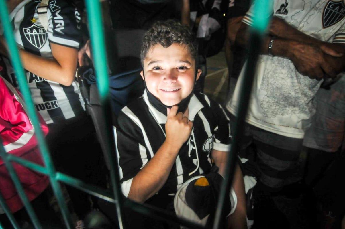 Torcida do Atltico recepciona campees brasileiros em Confins aps conquista em Salvador, com vitria por 3 a 2, de virada, sobre o Bahia