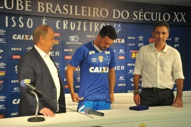 Veja fotos da apresentao do lateral Edilson