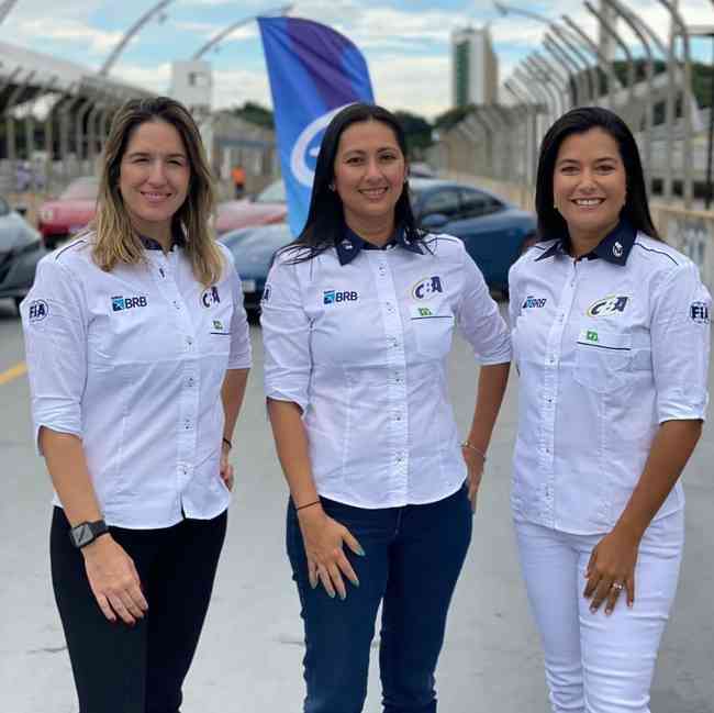 A Comisso Feminina de Automobilismo tem como presidente a piloto Bia Figueiredo (esq.), e conta com a engenheira Rachel Loh (meio) e a publicitria Bruna Frazo (dir.)