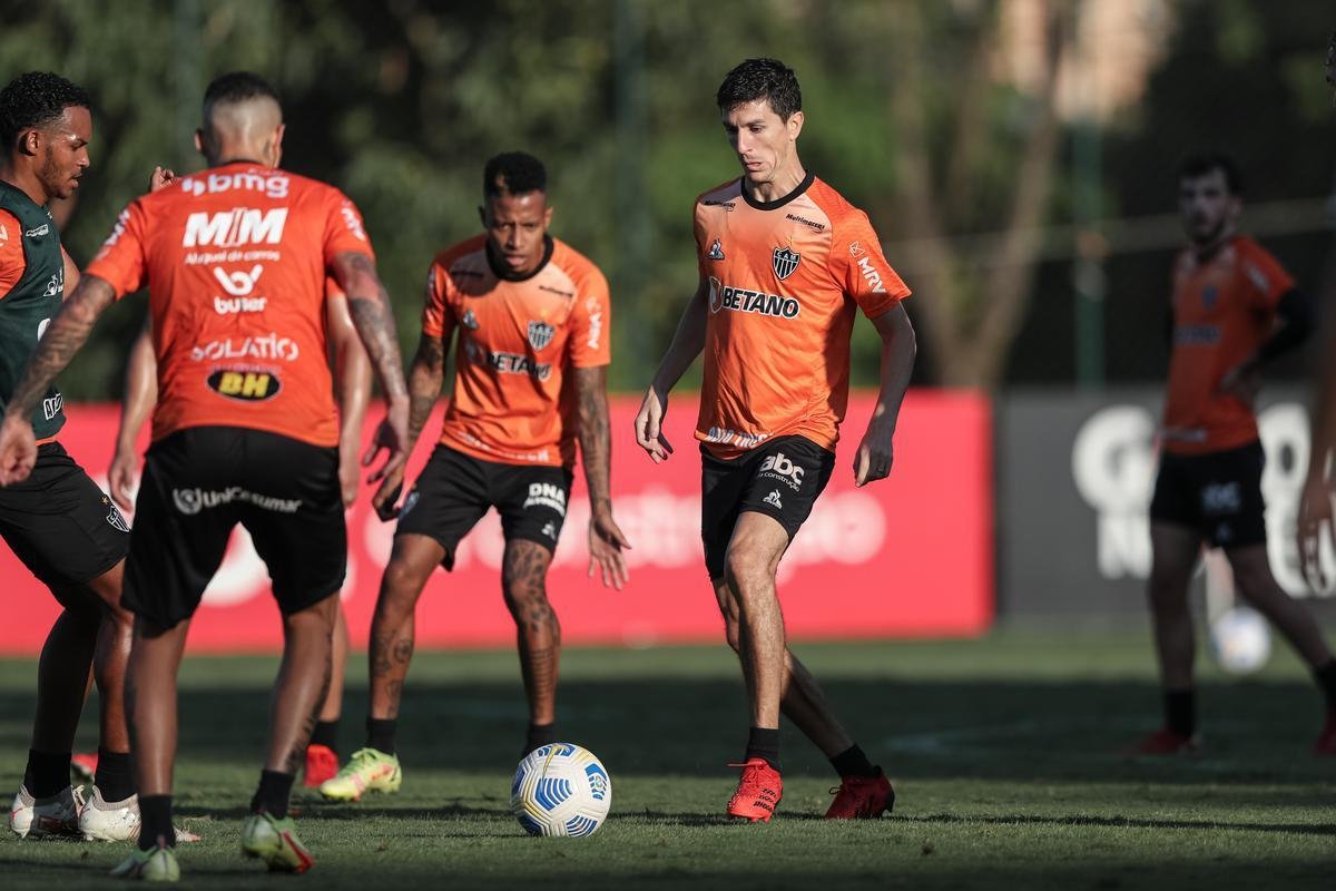 Com Guilherme Arana de volta, Cuca comanda atividade na Cidade do Galo