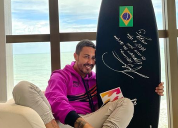 'Campeão mundial e olímpico de surf, vou cuidar dessa parte da tua história com amor e gratidão', prometeu Carlinhos Maia