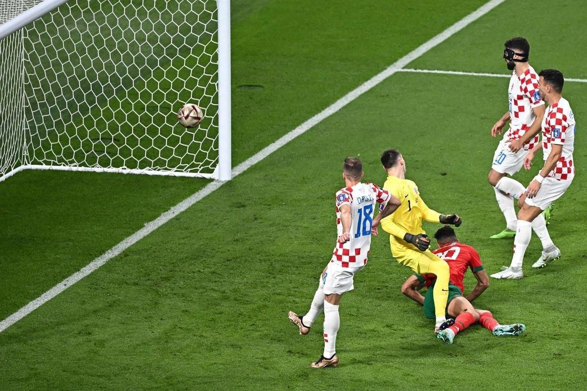 Achraf Dari empatou para o Marrocos menos de dois minutos depois de a Crocia sair na frente: 1 a 1