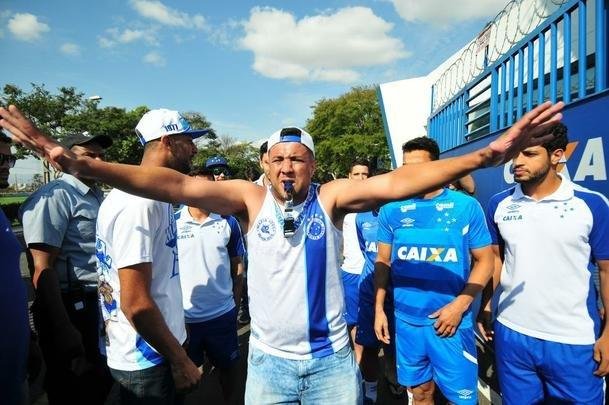 Antes do ltimo treinamento visando ao jogo contra o Grmio, os jogadores do Cruzeiro receberam apoio de torcedores na porta da Toca da Raposa II. O capito Henrique foi o porta-voz do elenco com os cruzeirenses. Alm dele, participaram da reunio o zagueiro Leo, o goleiro Rafael, o meia Robinho, o volante Lucas Romero e o meia Thiago Neves.