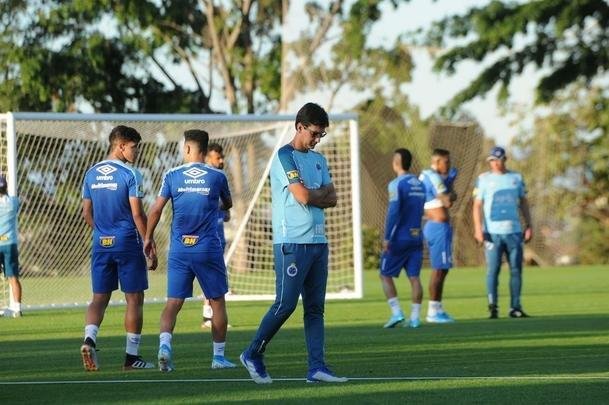 Tcnico da equipe sub-20, Ricardo Resende comandou nesta quinta-feira o primeiro treino como interino no Cruzeiro. Ele orientar a equipe na partida de domingo, s 16h, contra o Ava, na Ressacada, pela 14 rodada do Campeonato Brasileiro. Enquanto isso, a diretoria celeste busca um substituto para Mano Menezes, desligado do clube aps derrota para o Internacional, por 1 a 0, nessa quarta, pelo jogo de ida da semifinal da Copa do Brasil.