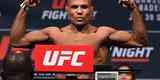 Pesagem do UFC on Fox 18 - Mineiro Wilson Reis sobe na balana e bate o peso