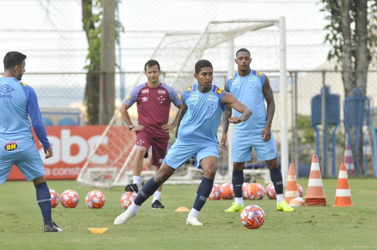 Com gols de Rafinha, David, Renato Kayzer e Murilo, Cruzeiro venceu Democrata-SL por 4 a 1 em jogo-treino nesta tera-feira, na Toca da Raposa 2 (fotos: Juarez Rodrigues/EM D.A Press)
