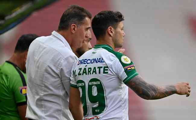 Vagner Mancini e Mauro Zrate durante duelo entre Amrica e Athletico Paranaense, no sbado (11)