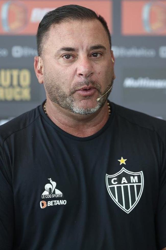 O tcnico argentino 'El Turco' Mohamed foi apresentado pelo Atltico nesta tera-feira (25/01) ao lado do presidente do clube, Srgio Coelho.