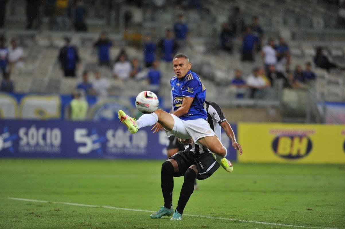 Edu marcou o gol da vitria do Cruzeiro sobre o Democrata-GV no ltimo minuto e mostrou novamente poder de deciso