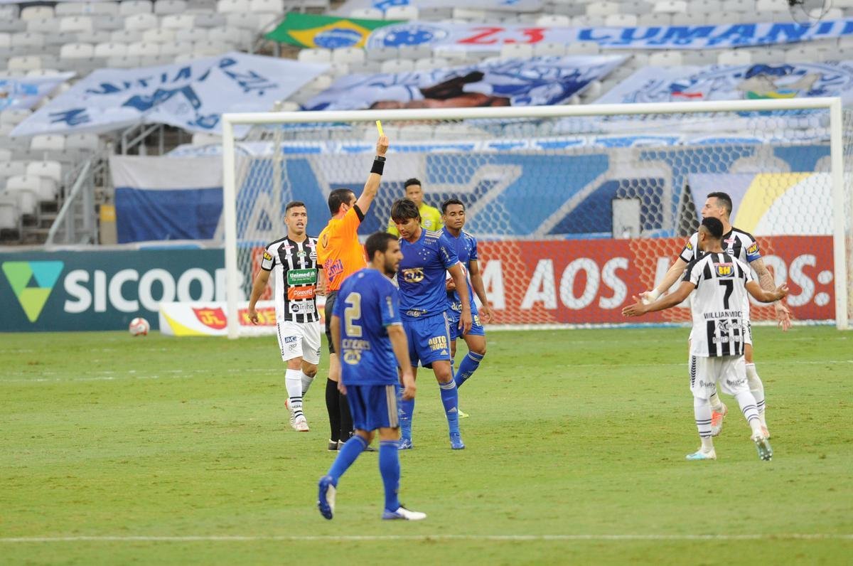 Fotos da vitria do Cruzeiro sobre o Athletic de So Joo del-Rei, por 1 a 0, no Mineiro, pela quarta rodada do Campeonato Mineiro de 2021. Marcelo Moreno, de pnalti, marcou o gol do triunfo celeste no Gigante da Pampulha