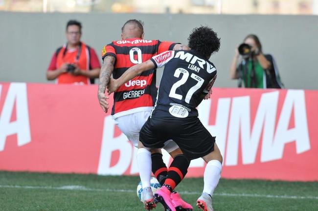 Lances do primeiro tempo do jogo entre Atl�tico e Flamengo no Independ�ncia
