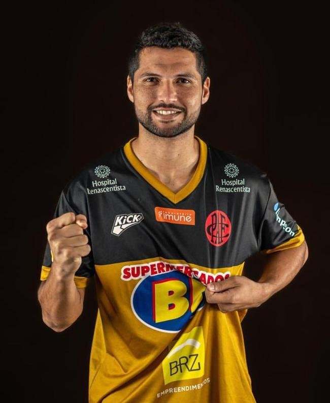 Igor Carvalho, lateral-direito