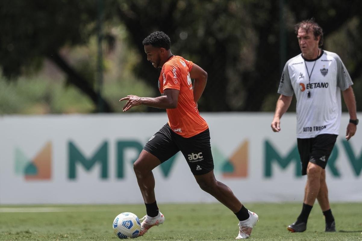 Aps a vitria por 2 a 1 sobre o Cuiab, neste domingo (24), pelo Campeonato Brasileiro, o elenco do Atltico se reapresentou e treinou na tarde desta segunda-feira (25), na Cidade do Galo, em Vespasiano. As atividades visaram o duelo de volta da semifinal da Copa do Brasil, contra o Fortaleza, que ocorrer na quarta-feira (27). Por ter vencido o jogo de ida por 4 a 0, no Mineiro, o Galo tem vaga encaminhada na deciso do principal torneio mata-mata do pas.