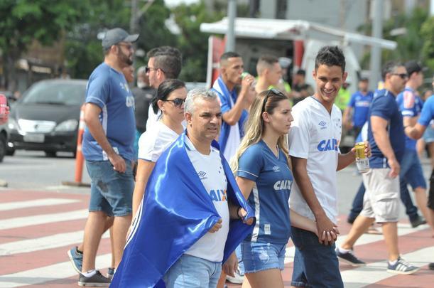Fotos da torcida do Cruzeiro no primeiro clssico da final do Mineiro, contra o Atltico, no Mineiro