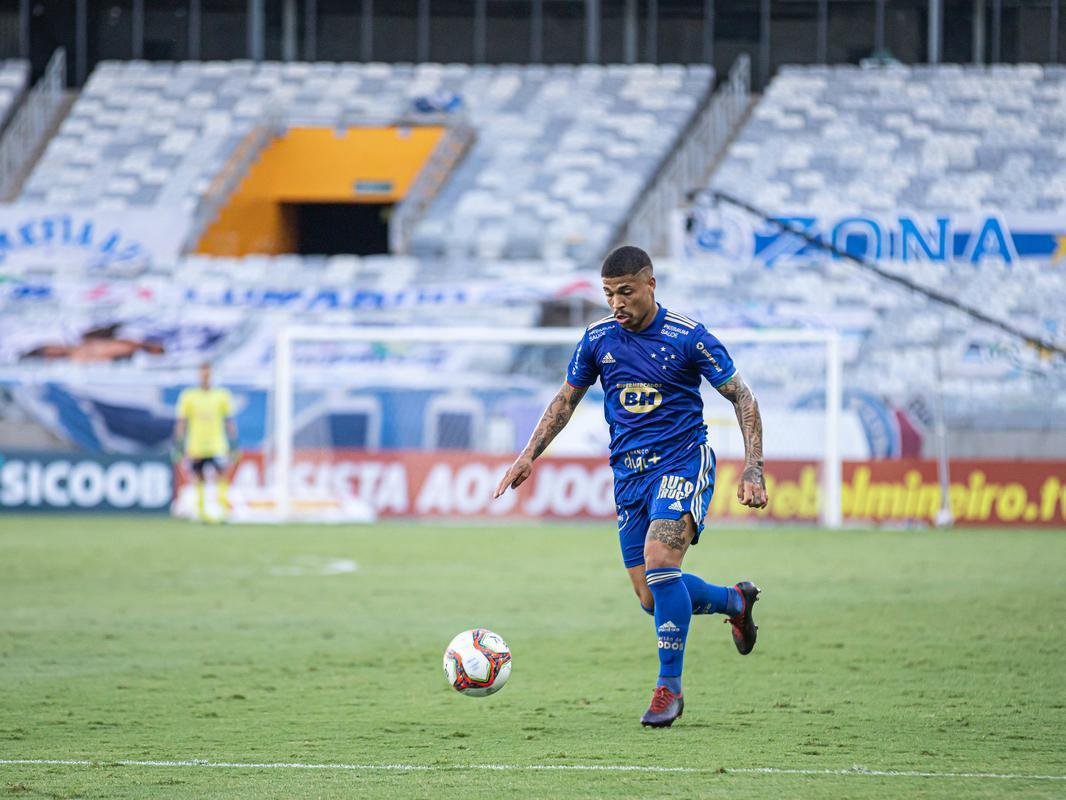 Cruzeiro estreou novo uniforme do centenrio na vitria por 1 a 0 sobre o Athletic, no Mineiro, pelo Mineiro. Verso  completamente azul, fugindo  tradio do clube de ter o calo e os meies brancos.