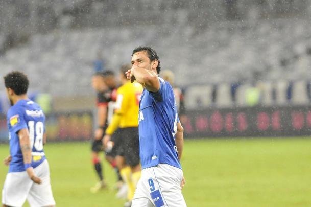 No segundo tempo, Fred marcou duas vezes e ampliou vantagem do Cruzeiro para 3 a 0