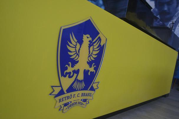 Entrada do Centro de Treinamento tem cerca viva e espelho d'gua