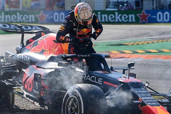 Max Verstappen e Lewis Hamilton se envolveram em batida impressionante no GP da Itlia de Frmula 1