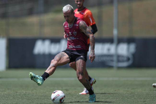 Com seriedade, mas tambm descontrao, o Atltico treinou sob sol forte na manh desta sexta-feira (21), na Cidade do Galo, em Vespasiano. Este foi o quinto dia de pr-temporada para o clube mineiro em 2022, sob o comando do tcnico argentino Antonio 'El Turco' Mohamed. Novas baixas, o volante Allan e o atacante Keno testaram positivo para COVID-19 e no participaram das atividades (ambos cumprem perodo de sete dias de isolamento social).