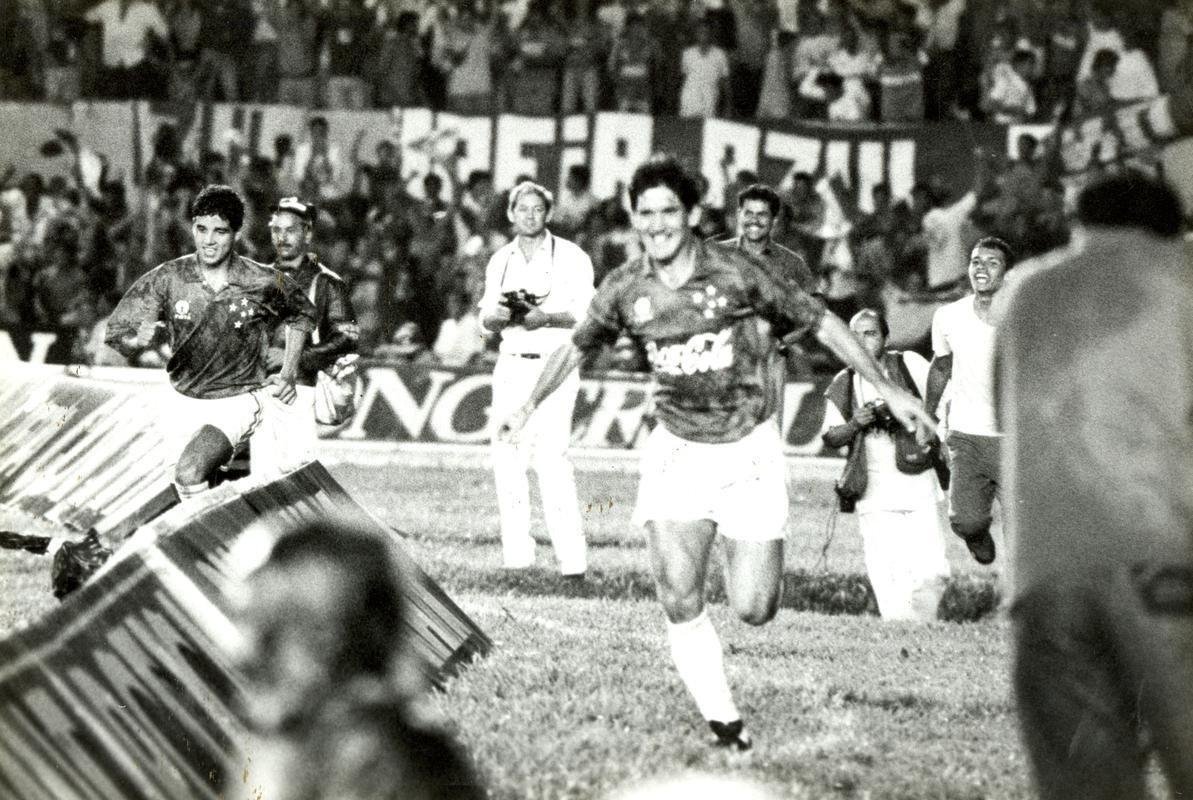 Na final da Supercopa de 1992, o Cruzeiro goleou o Racing por 4 a 0, em 18 de novembro, com 78 mil torcedores no Mineiro. Roberto Gacho, duas vezes, Lus Fernando Flores e Marco Antnio Boiadeiro fizeram os gols. No confronto de volta, a magra vitria dos argentinos por 1 a 0 no impediu o Cruzeiro de comemorar o bi do torneio.