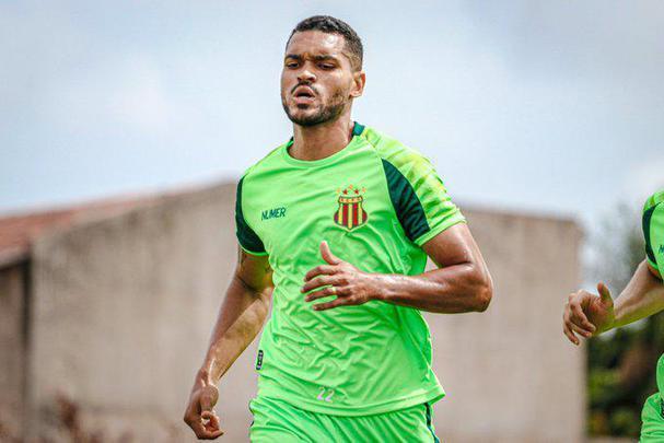 O Sampaio Corra anunciou a contratao do atacante Thiago Santos, que estava na Ferroviria