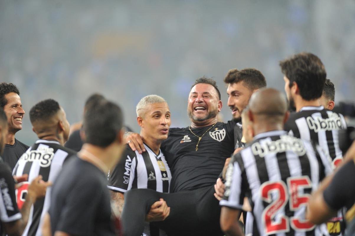 Festa do Atltico no Mineiro pela conquista do tricampeonato mineiro. Galo derrotou o Cruzeiro por 3 a 1 na final nica do estadual. Gols foram de Hulk (2) e Nacho