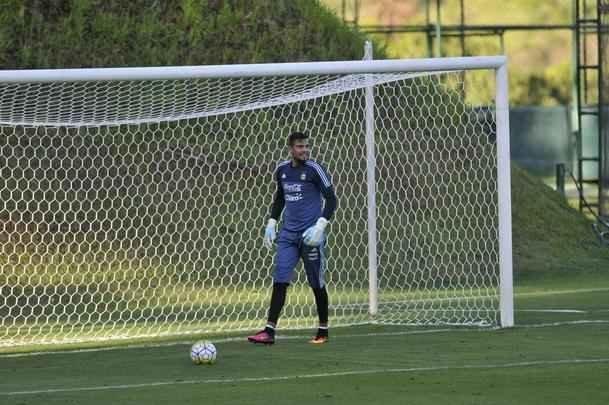 Seleo Argentina treinou nesta tera na Cidade do Galo com Lionel Messi. O craque cobrou faltas, afiou a pontaria e, em seguida, deixou a atividade mais cedo para se poupar. Na parte final, o tcnico Bauza orientou um trabalho em campo reduzido