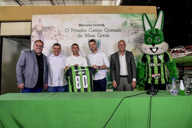 O meia argentino Emmanuel Martinez foi apresentado pelo Am�rica nesta ter�a-feira (16/8), em evento realizado no Mercado Central, em Belo Horizonte. 
