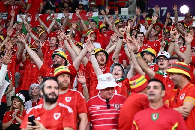Fotos dos torcedores de Estados Unidos e Pas de Gales durante jogo pelo Grupo B da Copa do Mundo