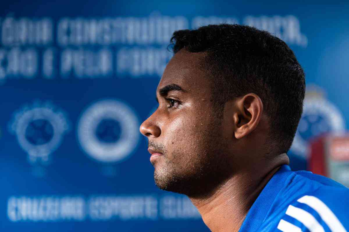 Airton  o provvel substituto de Felipe Augusto. Titular na ltima temporada, o atacante entrou no decorrer dos dois primeiros jogos do Cruzeiro nesta temporada.