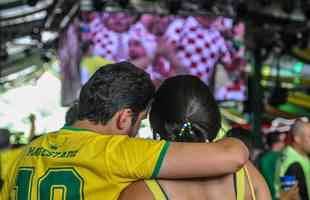 Tristeza da torcida com a eliminao do Brasil na Copa