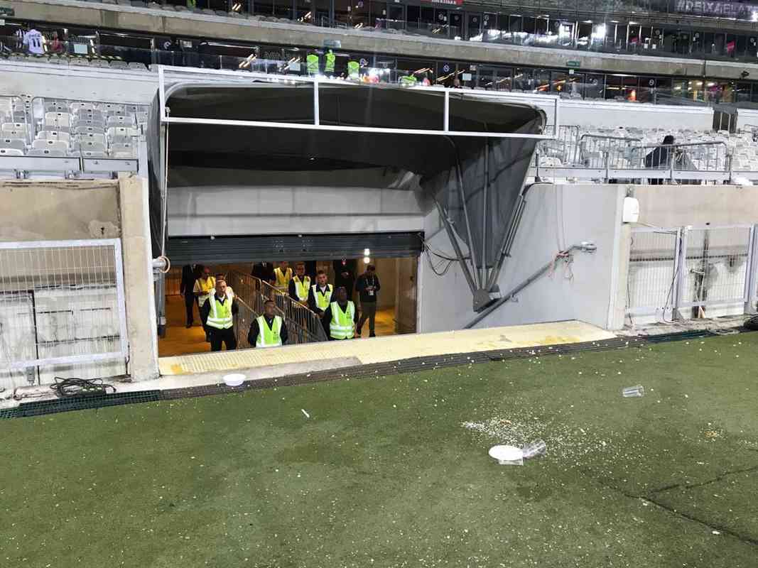 Torcida do Atltico arremessa alimentos e copos em jogadores