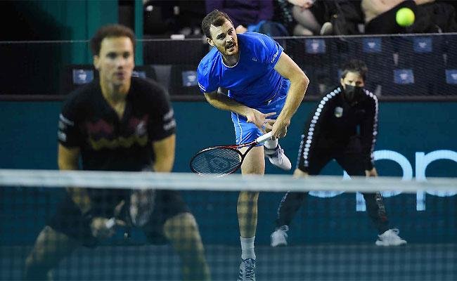 Jamie Murray saca, e Bruno Soares fica na rede: dupla avan�a na briga pelo t�tulo em Paris