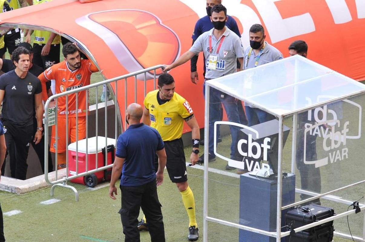 Ainda no primeiro tempo, o Atltico empatou em cobrana de pnalti de Hulk aps reviso do VAR: 1 a 1