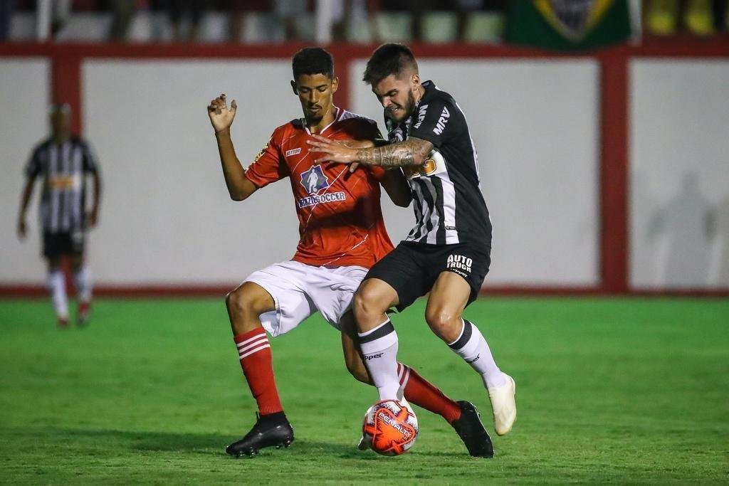 Veja imagens do jogo entre Tombense e Atltico