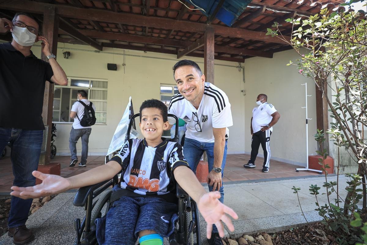 Jogadores do Atltico visitam Ncleo Assistencial Caminhos para Jesus
