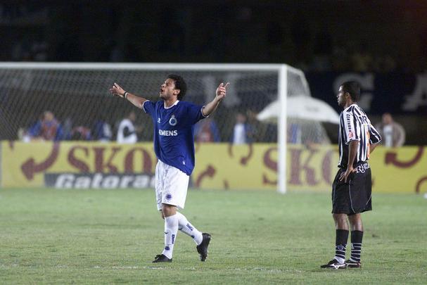 Fred em ação pelo Cruzeiro entre 2004 e 2005