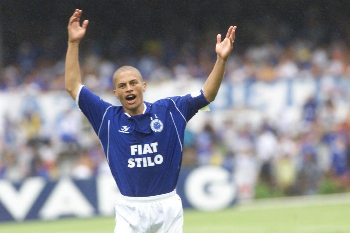 Imagens do meia Alex, campeo da Trplice Coroa com a camisa do Cruzeiro